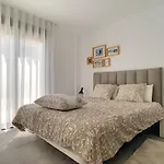 Balcon De La Laguna, Ground Floor Apt, Stunning Garden, Pools - By Oyoostays