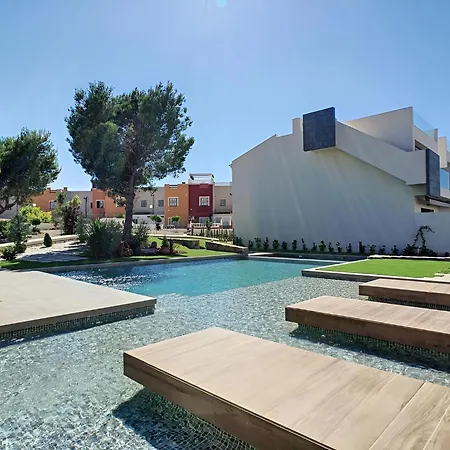 Apartment Balcon De La Laguna, Ground Floor Apt, Stunning Garden, Pools - By Oyoostays Torrevieja