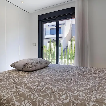 Balcon De La Laguna Ground Floor 3 Bedroom - By Oyoostays * Торевьиа