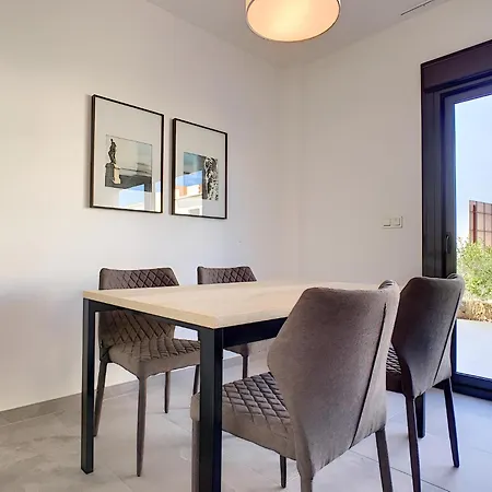 Balcon De La Laguna Ground Floor 3 Bedroom - By Oyoostays