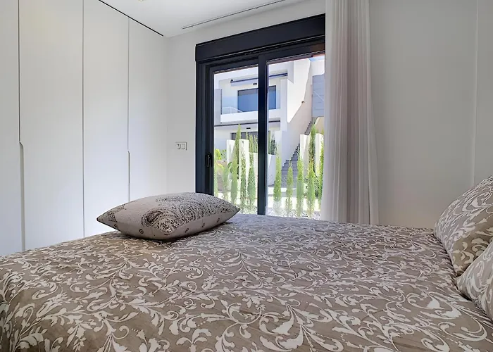 Balcon De La Laguna, Ground Floor Apt, Stunning Garden, Pools - By Oyoostays * Torrevieja