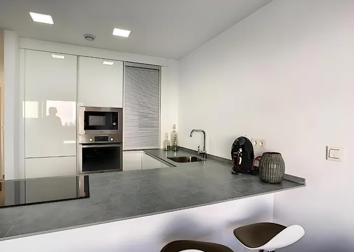 Balcon De La Laguna, Ground Floor Apt, Stunning Garden, Pools - By Oyoostays