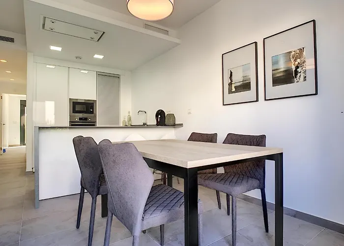 Balcon De La Laguna, Ground Floor Apt, Stunning Garden, Pools - By Oyoostays Torrevieja