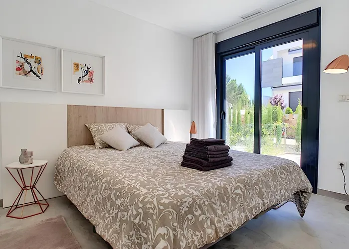 Balcon De La Laguna, Ground Floor Apt, Stunning Garden, Pools - By Oyoostays * Torrevieja