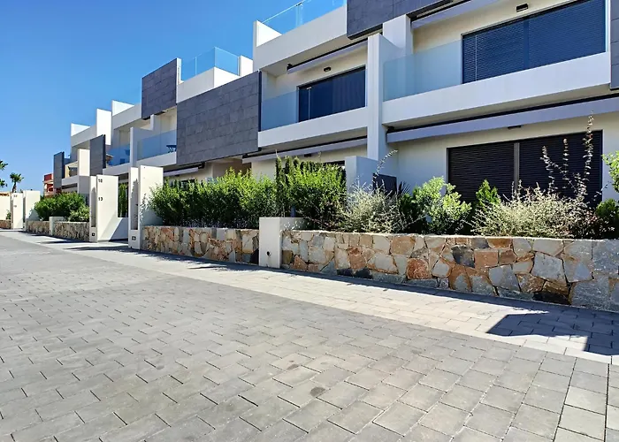 Balcon De La Laguna, Ground Floor Apt, Stunning Garden, Pools - By Oyoostays Lägenhet *