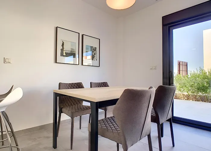 Balcon De La Laguna, Ground Floor Apt, Stunning Garden, Pools - By Oyoostays